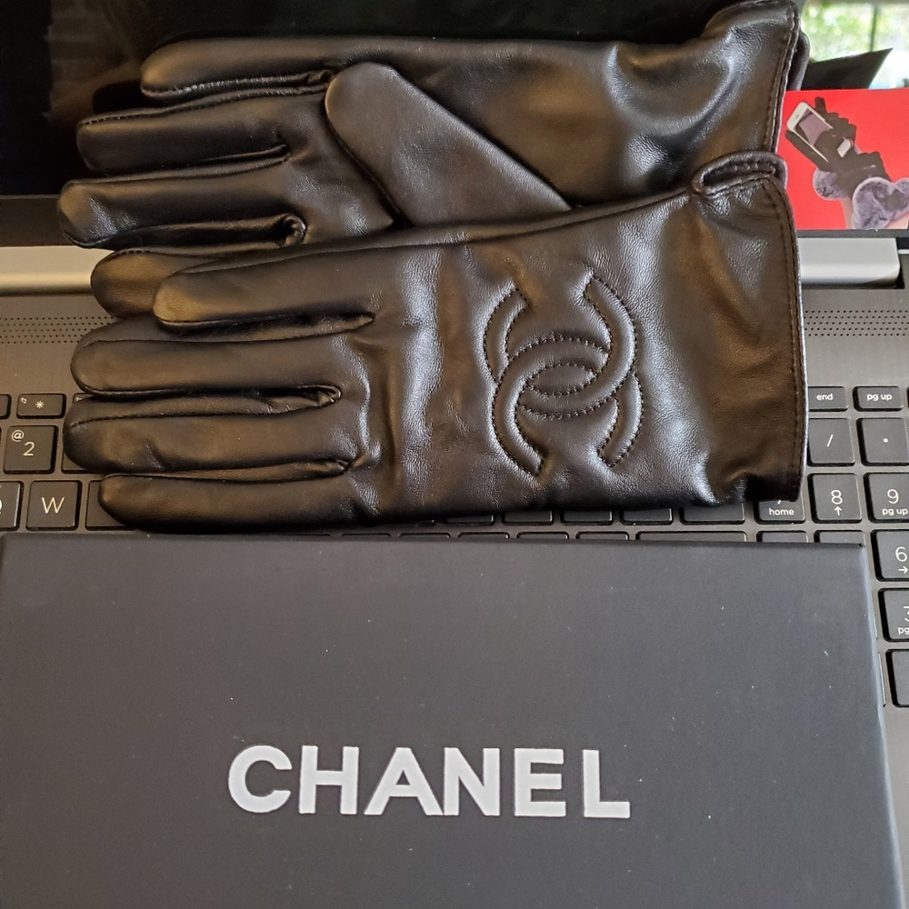 Chanel logo leather gloves